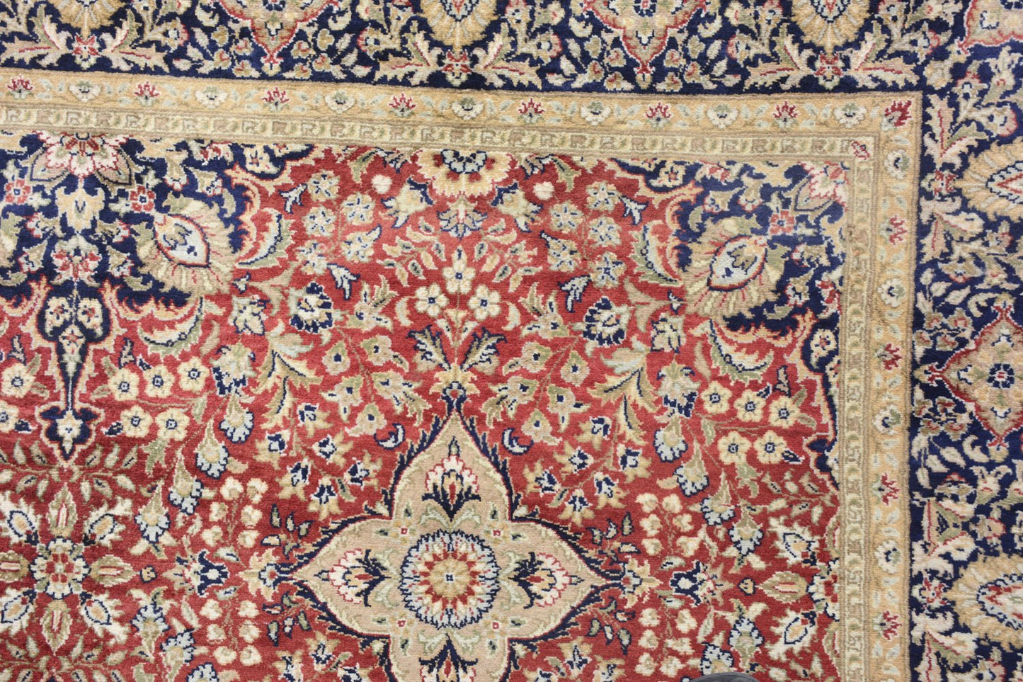 270cm x 182 Hand Knotted pure wool pile area rug Kashmiri