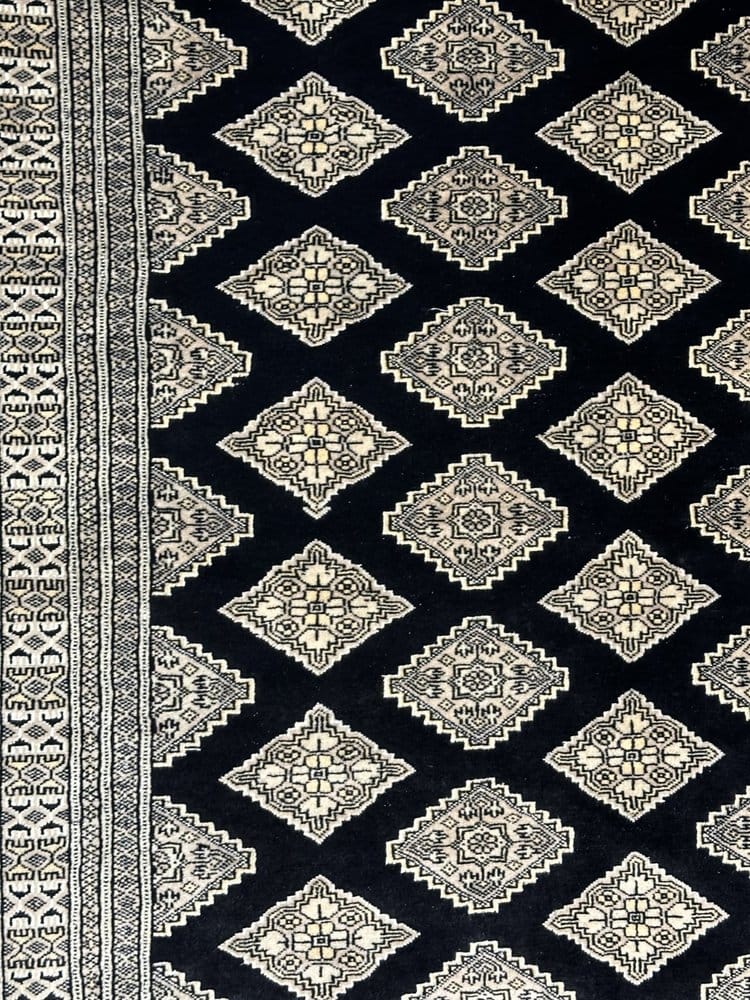 Fine Kashmiri Wool & silk highlights pile