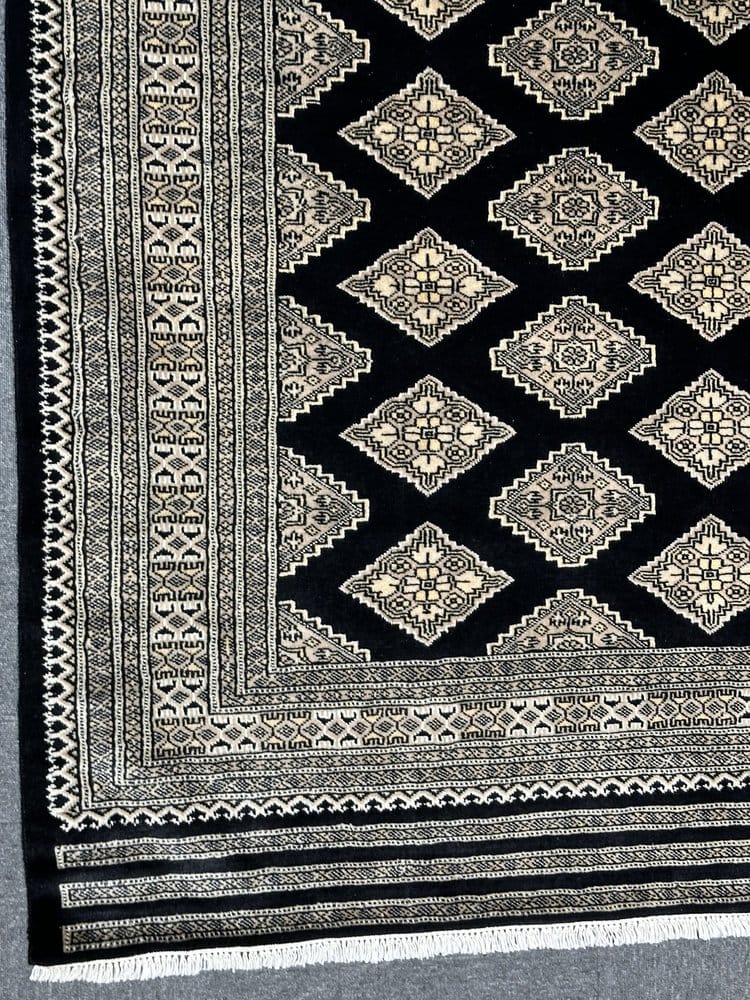Fine Kashmiri Wool & silk highlights pile